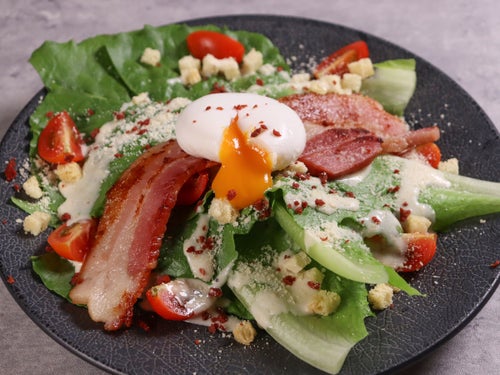 はみ出るベーコンのシーザーサラダ